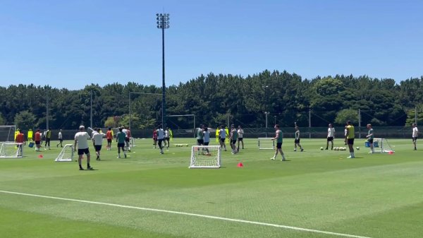 👀利物浦跟队：测验放弃后范迪克加练任性球，努涅斯加练射门