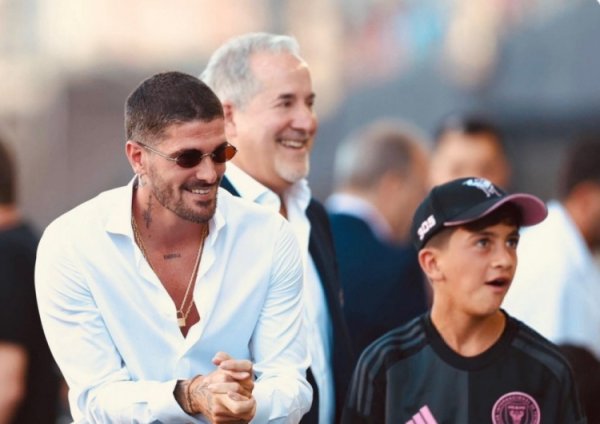 保镖来了！德保罗与梅西女儿蒂亚戈一说念不雅看迈阿密海外比赛