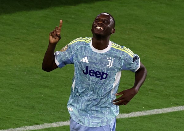 记者：穆阿尼思从头回尤文遵循，一经闭幕了曼联