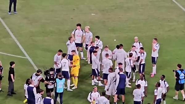 原本已是告别🥲前天授奖罗梅罗强行径孙兴慜戴袖标，让队长捧杯