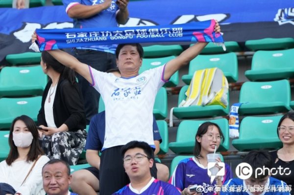 感谢远说念而来救援石家庄功夫的球迷！客场有你们不并立！