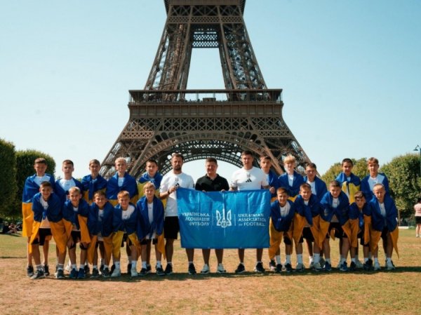法媒：20名乌克兰小球员游览巴黎，享受一周自在