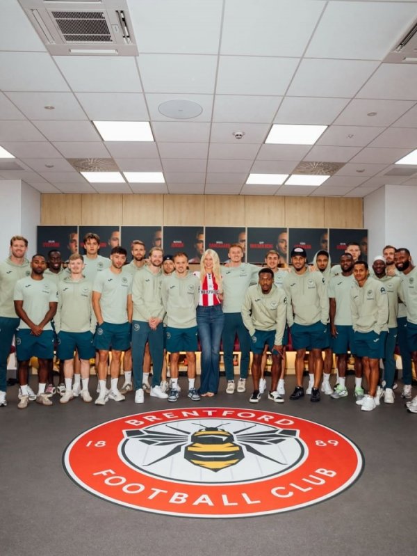 54岁超模身穿布伦特福德球衣现场不雅战，她的丈夫是俱乐部小激动