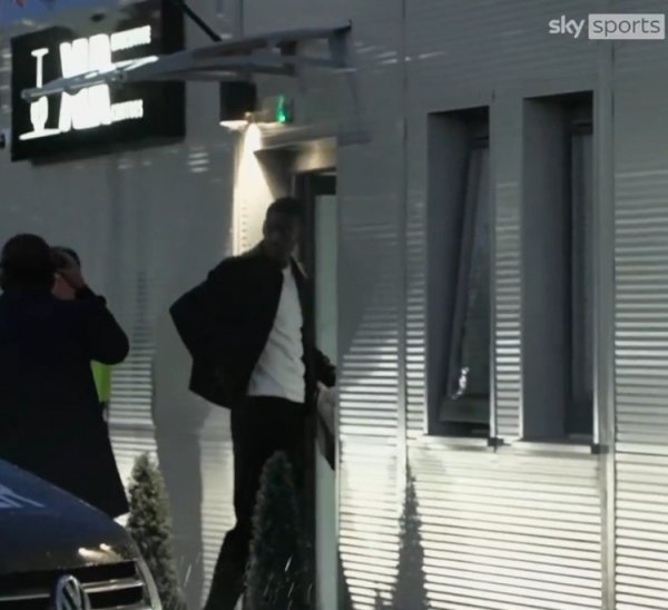 转会已完成！天外：伊萨克抵达利物浦机场，将赶赴瑞典国度队报说念