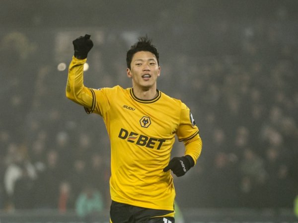 记者：尽管狼队买了时尚&留住拉尔森，但水晶宫签黄喜灿仍很茫乎