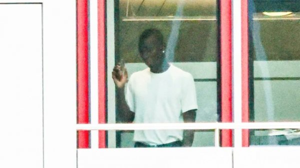 认得出杰哥吗🤣图片报：杰克逊与牙东谈主现身塞贝纳大街