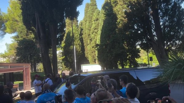 下树在即！霍伊伦准备继承那不勒斯体检，球员笑貌满面