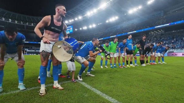 咱们并肩为鹏城👊 今晚红运掌持在咱们我方手中💙