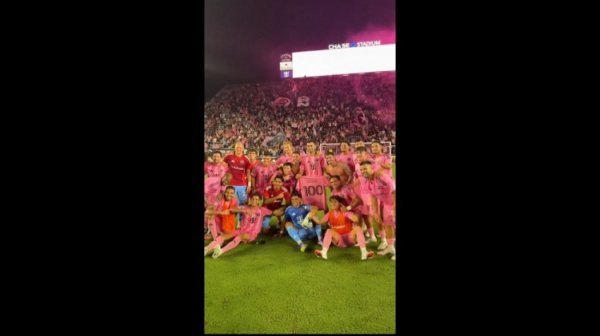 双喜临门！布斯克茨完成迈阿密国外100场里程碑，全队合影眷恋