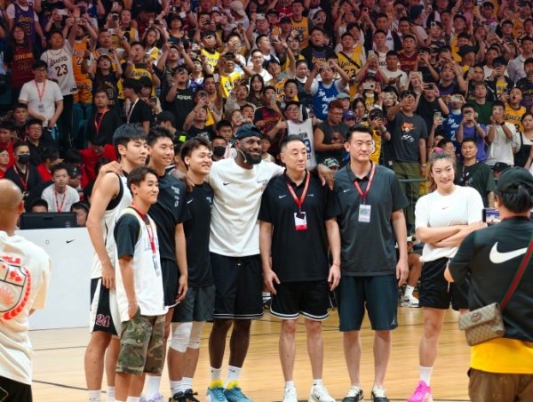 混个脸熟！韦世豪加入詹姆斯成皆行合影 1米77的他看上去好小😂