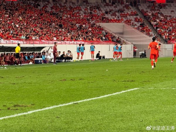 央视记者：西安这个草坪从好意思国入口的，怎么连日高温后又连日漆黑