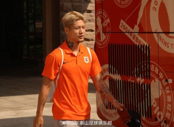 泰山队今寰球午启航前去上海，准备与上海申花队的中超联赛