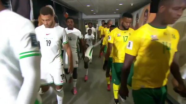 把我方整笑了🤣前莱斯特城中场恩迪迪入场时滑倒，带倒死后队友