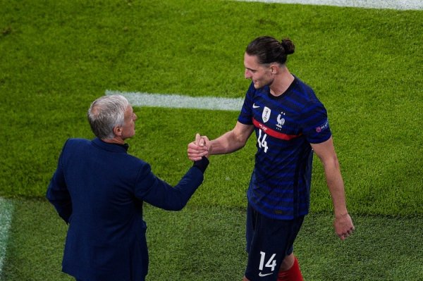 记者：当地本领明日中午12:00，拉比奥特将在AC米兰素雅亮相