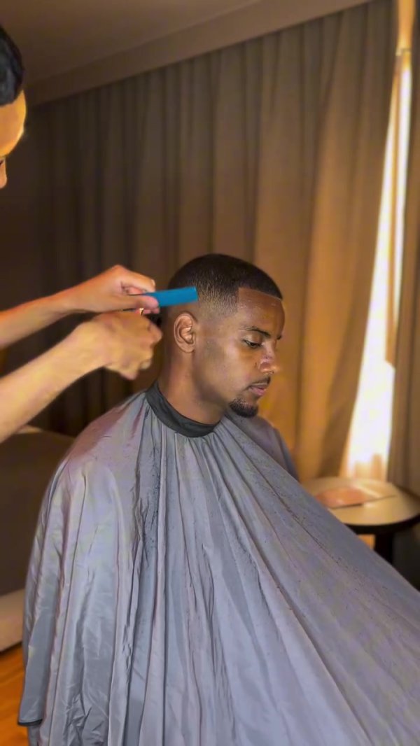 这钱也太好赚了😂剪发师晒伊萨克50秒剪发视频，前后似乎没别离