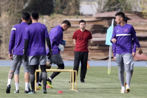 记者：津门虎本年队员们之间的约聚增多了 于根伟饱读舞群众约饭