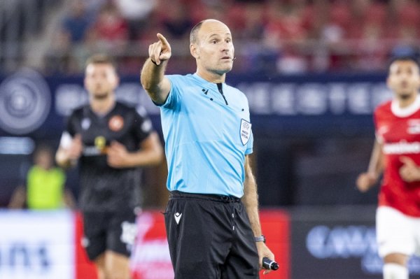 拉奥斯：梅迪纳的手臂是放在当然位置上，这永恒不应该被判为点球