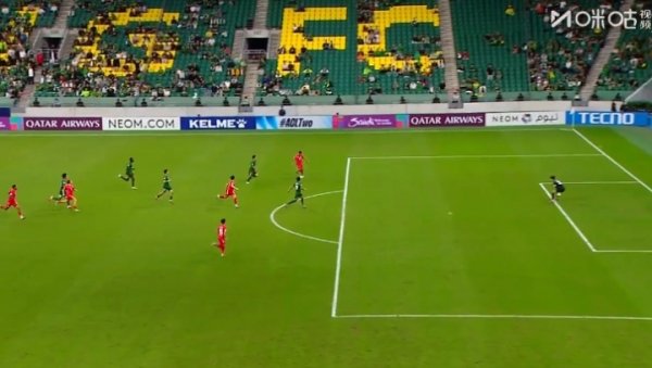 后防形同虚设！河内2过1后前场变成三打一场所，但随后扣门偏出