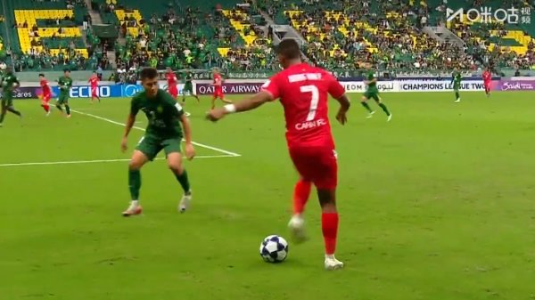 玩起来了！何宇鹏边路遭对方欺侮式过东谈主，冯博轩补防将球铲出底线