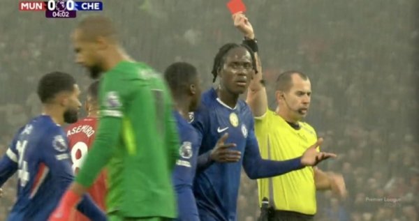 100%复原车迷热情😓桑切斯染红遽然，查洛巴摊手+目光生无可恋