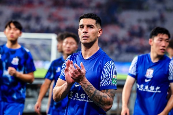 记者：申花8月开动锋线只由路易斯打入一粒点球，无通顺战进球