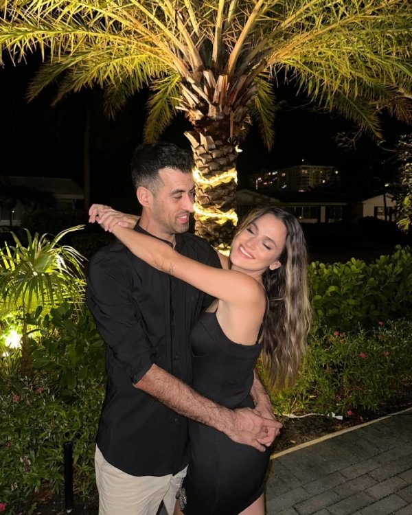 致密家庭！布斯克茨晓谕退役，客岁求婚，老婆与安东内拉是好闺蜜