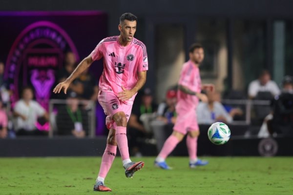 法尔肯：布斯克茨是一位千里默的魁首，他是历史最好“5号”球员