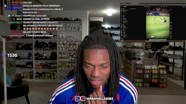 怪笑+怪叫🤣莱奥直播中看亚马尔穿裆过东谈主：WTF？