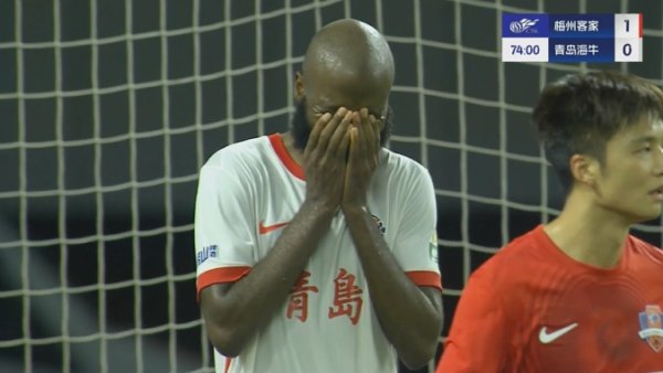 东说念主进球没进😫兰克尔泽泰半个佛门踢偏，我方捂脸+整笑敌手门将