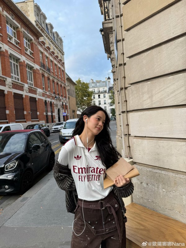 你亦然枪迷？欧阳娜娜穿阿森纳第二客场球衣，散步巴黎街头