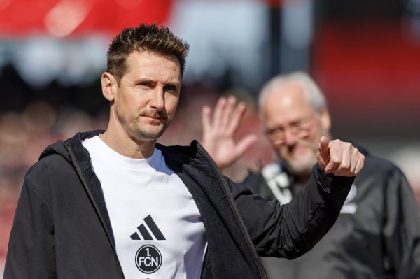 他上他真行！图片报：克洛泽对纽伦堡前卫起火，让中场去客串前卫