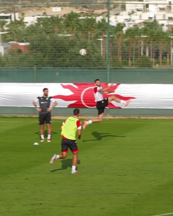 这球感绝了！K77面临来球腾空跳起，用脚面稳稳停球