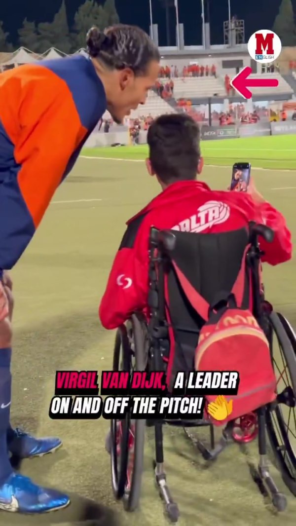 温馨工夫！范迪克来到场边与坐轮椅的球迷合影，并为其签名