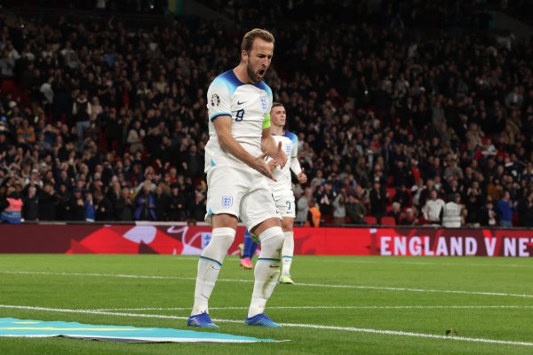 球迷称凯恩只会吃饼拖慢英格兰节拍应该拿下！主抓东说念主：开打趣吗？