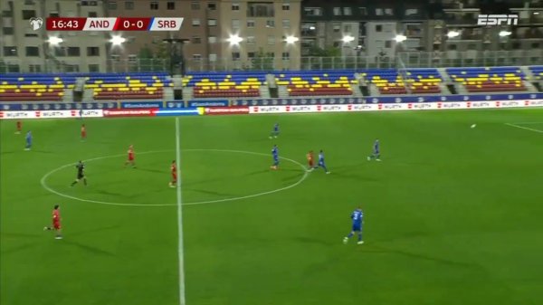 超等寰宇波！安说念尔球员洛佩斯对阵塞尔维亚时演出中圈吊射破门