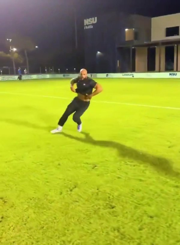 受到阐述😂梅西保镖拍视频打进凌空抽射，脱衣荒诞庆祝