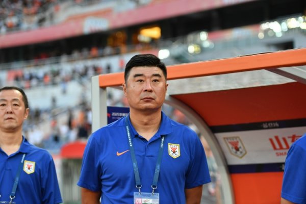 记者：泰山中场短少信得过的传球手，禁区内的斥逐也并不睬思