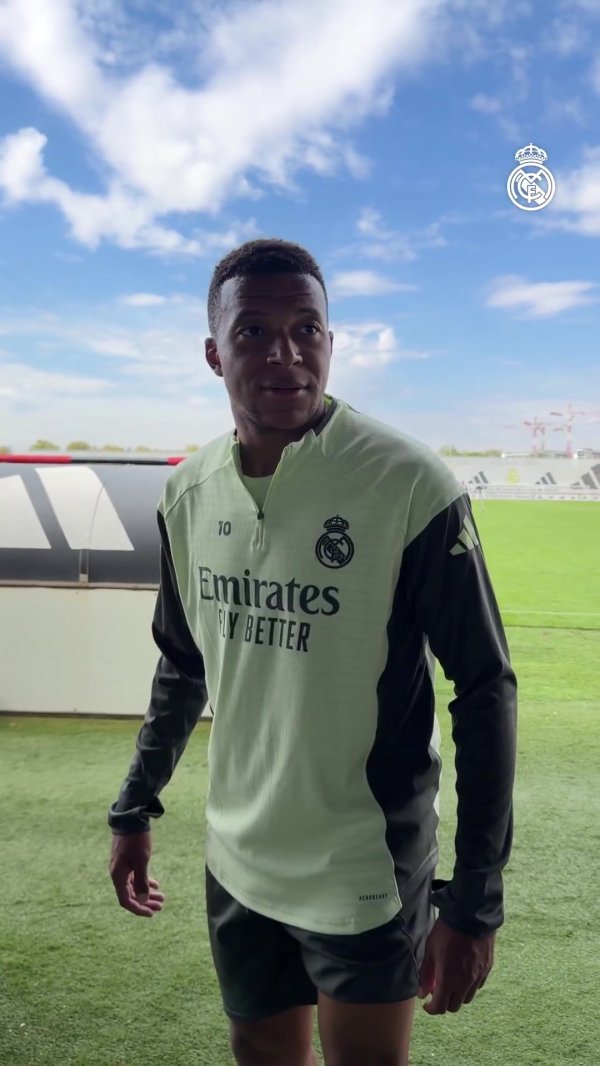 长得像哪位名东谈主？库尔图瓦：德约科维奇⚽米利唐：利文斯顿