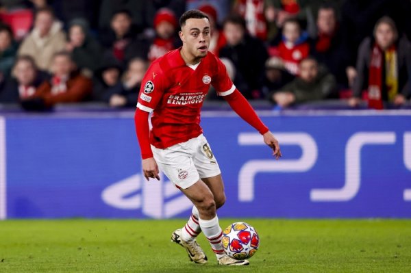 严守限定！埃因霍温主帅：德斯特今天迟到，因此莫得在欧冠首发