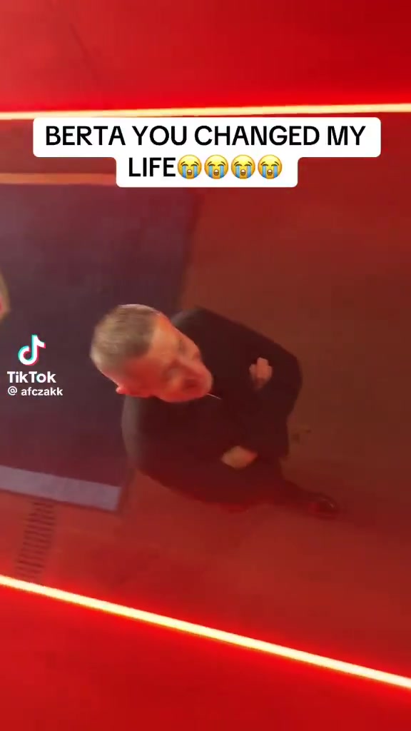 幕后勇士，转会的神！阿森纳球迷赛后朝贝尔塔大叫，后者微微一笑