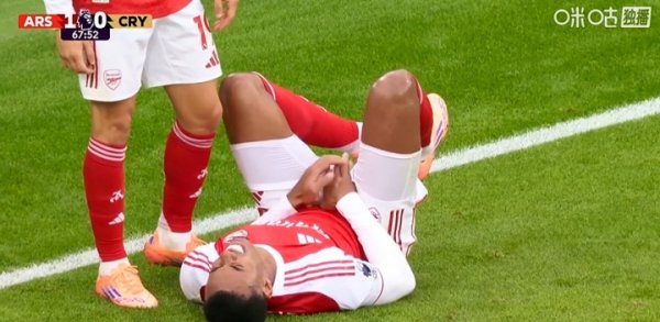 😂男东谈主王人懂的痛！加布里埃尔高高跃起后落地，下体重重撞上立柱