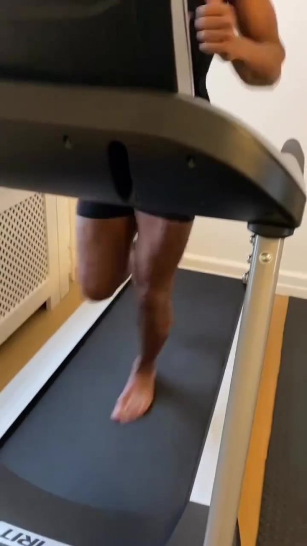 埃弗拉谈社媒视频只穿一只鞋子：致意我的好汉母亲，她左腿截肢了