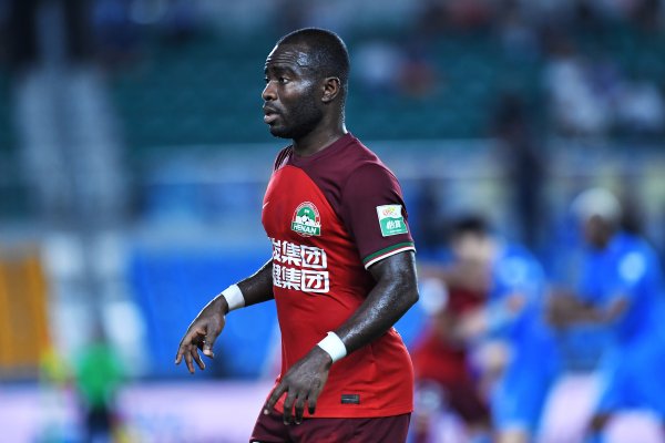 袁甲：成皆个别球迷对阿奇姆彭种族腻烦必须重办，得让他付出代价