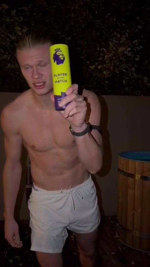 🥶魔东谈主骨子！哈兰德赛后晒MVP奖杯，室外赤膊咬牙收受冰浴