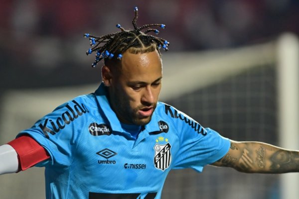 奥莱报：不踢东谈主造草皮以防受伤，内马尔缺席客战帕尔梅拉斯比赛