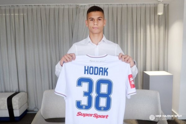 克罗地亚媒体：拜仁球探闇练哈伊杜克19岁右后卫霍达克