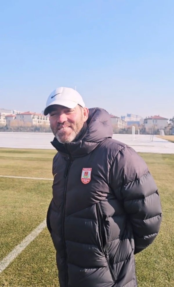 长春亚泰祝苏亚雷斯先生寿辰自得