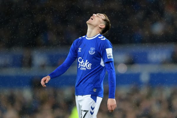 记者：纽卡、维拉、丛林争夺埃弗顿中场加纳，球员条约明夏到期