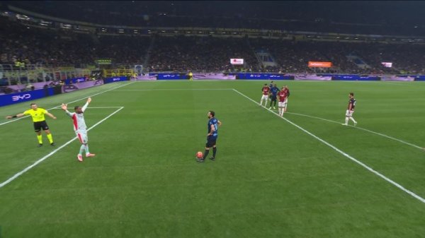 玩情绪战！迈尼昂专诚站位偏左携带恰20，出其不虞扑向右侧