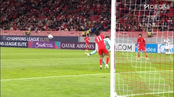 吕文君上抢对方门将时将其撞翻，被裁判出示本场第一张黄牌